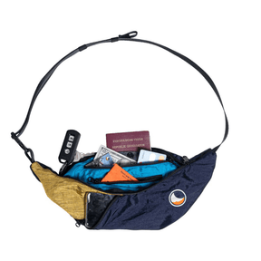 Sling Bag Navy Blue – Gold mit Sachen drin