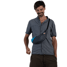 Mann trägt Sling Bag Aqua – Dark Grey um Schulter